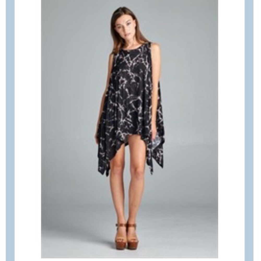 Sleeveless tunic in black and white